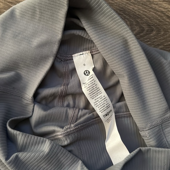 Like new Lululemon Gray High-Waisted Leggings worn once ribbed size 6 new Lulu - Picture 3 of 7